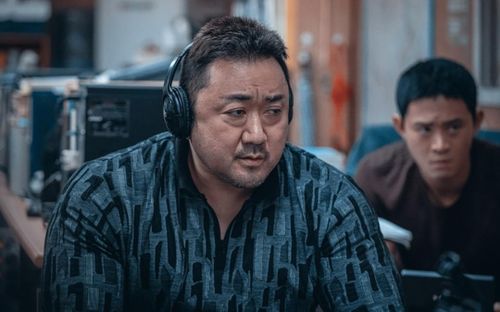 'Ông vua phòng vé' Ma Dong Seok bị ném đồ ngay tại sự kiện