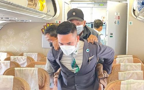 Xúc động cụ ông 70 tuổi cõng cha già 90 tuổi lên máy bay với lời khẳng định: 'Bác cõng được bố mình'