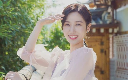 Ngọc nữ Park Eun Bin đẹp tinh khôi trong trang phục truyền thống Việt Nam