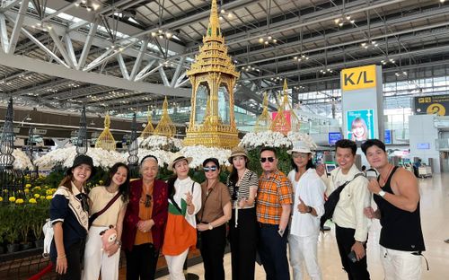 Nhật Kim Anh đưa mẹ đi du lịch còn có cả 'người đặc biệt' theo cùng