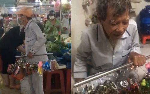 Cụ ông bán móc khóa nuôi vợ con bị bệnh xúc động khi nhận số tiền lớn từ mạnh thường quân