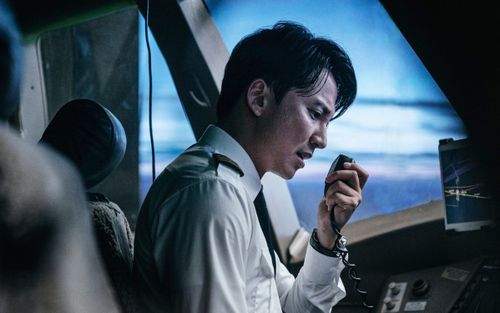 Hạ Cánh Khẩn Cấp của Song Kang Ho, Lee Byung Hun có doanh thu cao nhất ở Việt Nam năm 2022