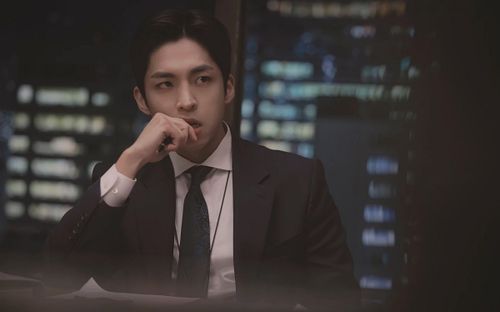 Nam phụ Nữ Luật Sư Kỳ Lạ Woo Young Woo gặp biến lớn