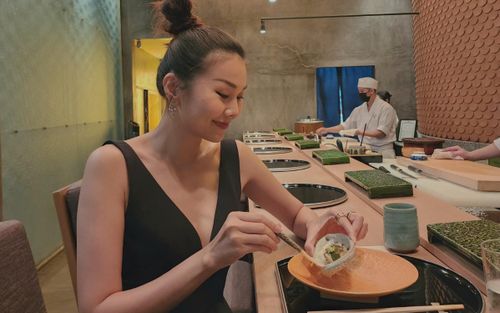 'Chị đại' Thanh Hằng lên đồ sang chảnh đi ăn những món đậm chất 'quý tộc'