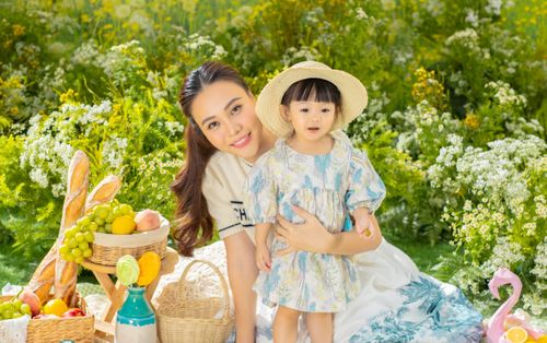 Bà xã Cường Đôla gây sốt khi diện set đồ gần 100 triệu đưa con gái chơi