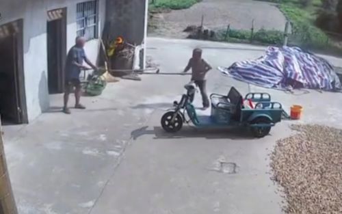 Cụ ông 83 tuổi và bà 79 tuổi 'đại chiến' vì không ai chịu rửa bát: Đánh còn chờ nhau thay 'vũ khí' mới