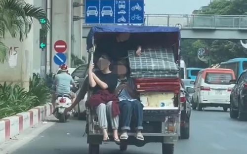 Bức ảnh về 2 nữ sinh viên đẹp nhất MXH, gợi nhớ 'thời tuổi trẻ không bao giờ lấy lại được' gây xúc động
