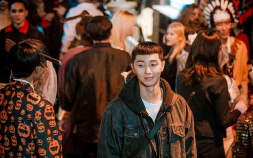 Cảnh đi chơi Halloween trong phim Itaewon Class của Park Seo Joon được dân mạng đào bới trở lại