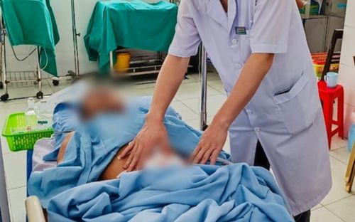 Cứu sống người đàn ông bị lưỡi cưa văng vào bụng, nguy kịch