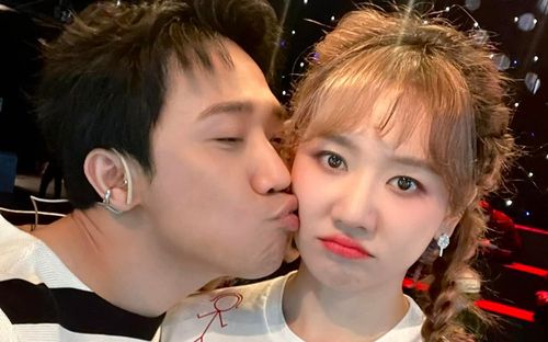 Hari Won mặt buồn so ngồi hát, Trấn Thành nhận xét một câu tiết lộ thái độ cả 2 khi ở cùng nhau