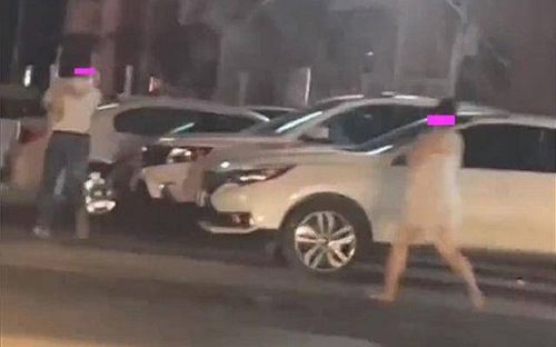Vợ quấn khăn tắm, gào thét đuổi theo chồng gây náo loạn đường phố, lý do phía sau khiến dân mạng phẫn nộ