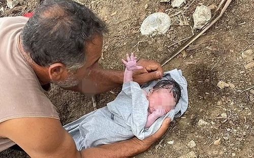 Xót xa em bé sơ sinh mới chào đời bị ném xuống sông và cái kết 'ngọt ngào'