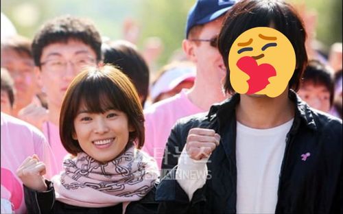 Mỹ nam hiếm hoi đứng cạnh cả Song Hye Kyo và Son Ye Jin nhưng không hề bị lép vế
