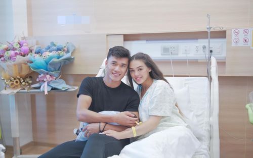 Chiều vợ như Bùi Tiến Dũng: Đưa mẹ đẻ, em gái từ trời Tây sang chăm sóc, luôn quan tâm từng tiểu tiết