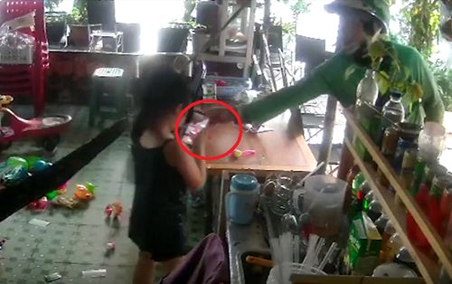 Clip: Gã đàn ông 'mượn' điện thoại của bé gái 7 tuổi rồi 'biến mất'