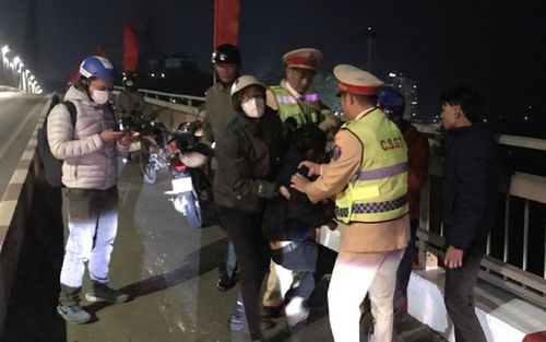 Buồn chuyện gia đình, thanh niên nảy sinh ý định nhảy cầu tự tử và cái kết