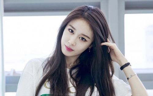 Lộ ảnh Jiyeon (T-ARA) nắm tay người đàn ông khác sau đám cưới với cầu thủ nổi tiếng