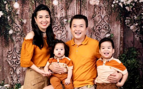 Lê Khánh khoe khoảnh khắc 'gia đình nhỏ, hạnh phúc to', diện mạo hai quý tử giống y đúc bố