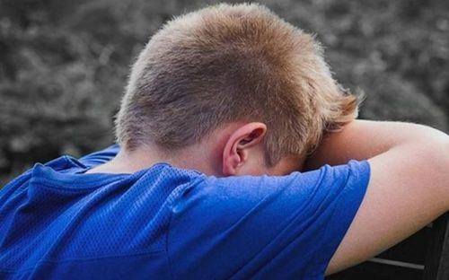 Nhờ nhóm bạn trông em hộ, cô gái 19 tuổi sau đó ôm hận cả đời