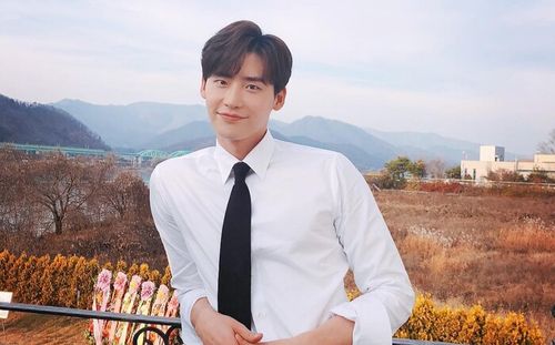Sau khi xác nhận hẹn hò với IU, Lee Jong Suk bất ngờ viết tâm thư xin lỗi fan