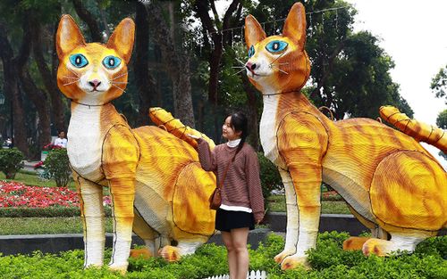 Xôn xao linh vật mèo dị dạng ở công viên Thống Nhất, kẻ khen người chê và 'xuất thân' bất ngờ
