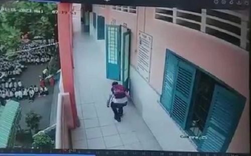 Nhân lúc cả trường đang chào cờ, gã đàn ông lom khom chui vào lớp làm chuyện 'xấu xí'