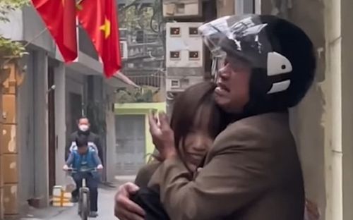 Chiều 27 Tết, người bố bật khóc nức nở khi bất ngờ nhận ra bóng dáng quen thuộc trước cửa nhà