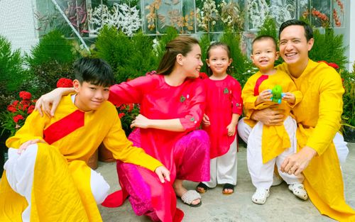 Sao Việt ngày đầu năm mới: Hồ Ngọc Hà diện áo dài rực rỡ, vợ chồng Thu Trang - Tiến Luật 'phát cẩu lương'