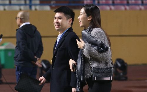 Đỗ Mỹ Linh cười e thẹn khi chồng chủ động 'đánh dấu chủ quyền' ờ chốn đông người