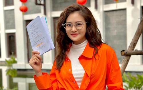 Vừa được Đình Tú 'thả thính', Thùy Anh công khai chuyện hôn một sao nam nổi tiếng Vbiz