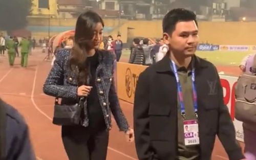 Không mở cửa xe cho vợ, chồng Đỗ Mỹ Linh bị chê thiếu tinh tế