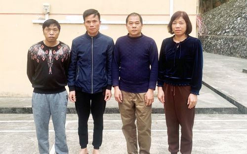 Công an ập vào phát hiện nhóm người đang chơi cùng những viên kẹo xanh đỏ và sự thật phía sau