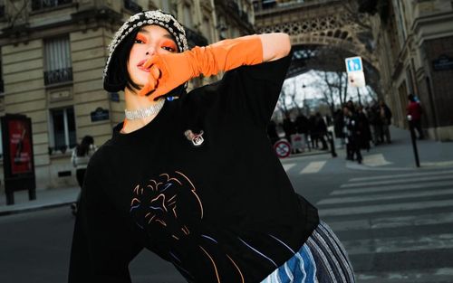 Không cần diện 'nguyên cây' hàng hiệu, Châu Bùi vẫn 'oanh tạc' trời Âu trong thiết kế giới hạn từ NTK Công Trí