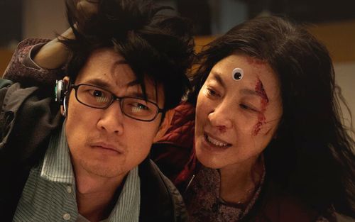 Quá khủng khiếp: Doanh thu Everything Everywhere All At Once tăng 560% sau khi thắng Oscar 2023