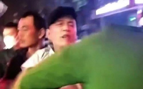 Người đàn ông hùng hổ tát thẳng mặt công an và cái kết