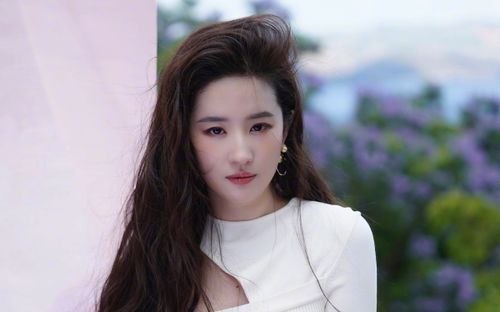 Chia tay chưa bao lâu, bạn trai Lưu Diệc Phi đã công khai 'cặp kè' với gái xinh