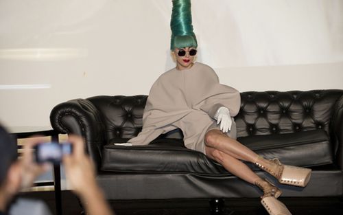 Lady Gaga và những đôi giày 'cà kheo' dị biệt, nhìn thôi đã thấy tiền đình!