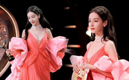 Địch Lệ Nhiệt Ba đẹp 'phát sáng' tại Đêm Hội Weibo 2023: Qua cam thường thì như thế nào?
