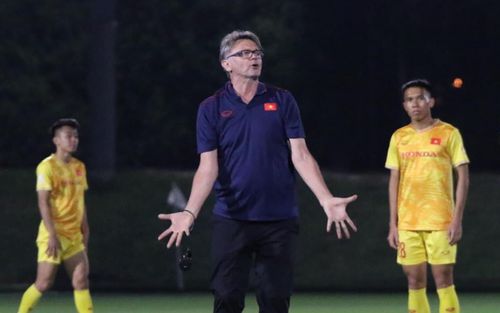 Chuyên gia châu Âu: 'HLV Troussier khó làm hơn 1 năm'