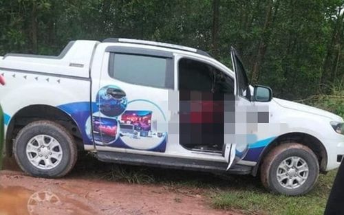 Chiếc ô tô bán tải đỗ bất thường ở sân bóng và cảnh tượng kinh hãi