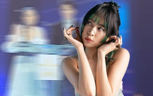 Hoàng Thùy Linh ngẩn người khi xem đàn chị 'công khai' hát See Tình trước mặt