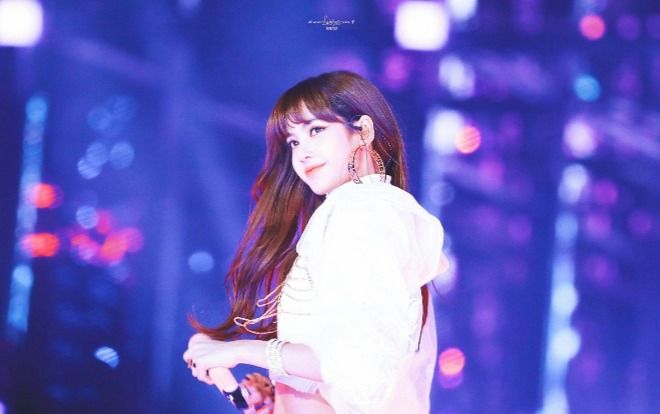 Lisa đang ém một bản cover dance Lisa đang ém một bản cover dance